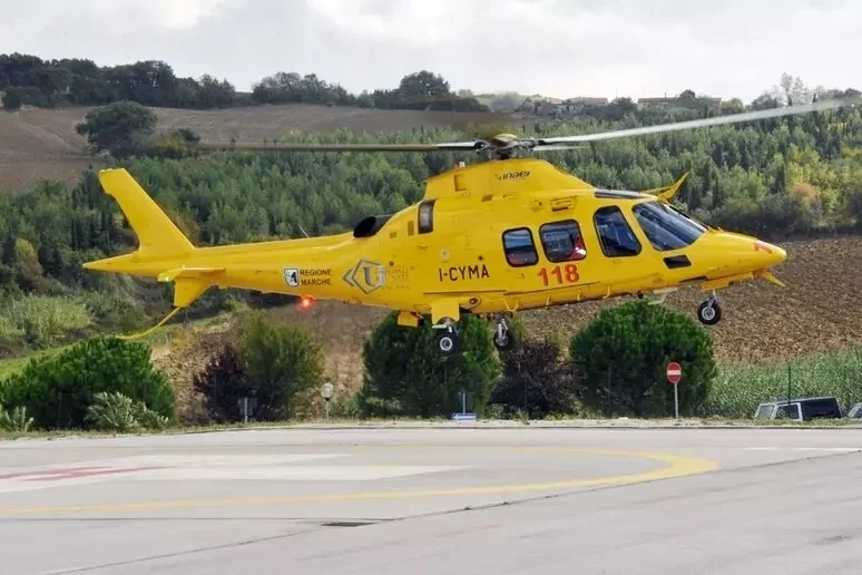 Si ribalta con l'auto, trasferito in ospedale con l'eliambulanza
