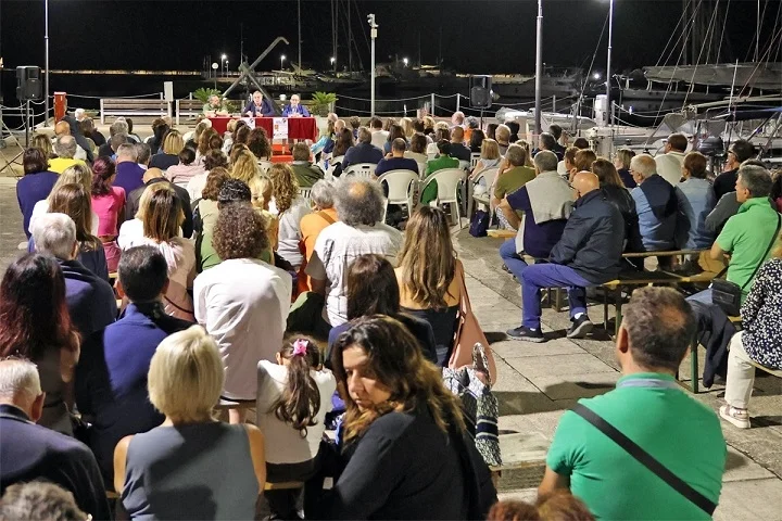 Tante le persone presenti al Circolo Nautico Sambenedettese per Alessandro Sortino con Il Dio nuovo