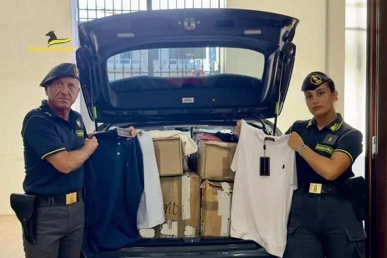 Sequestrato uno stock di oltre 1.000 capi di abbigliamento falsi, anche note griffe