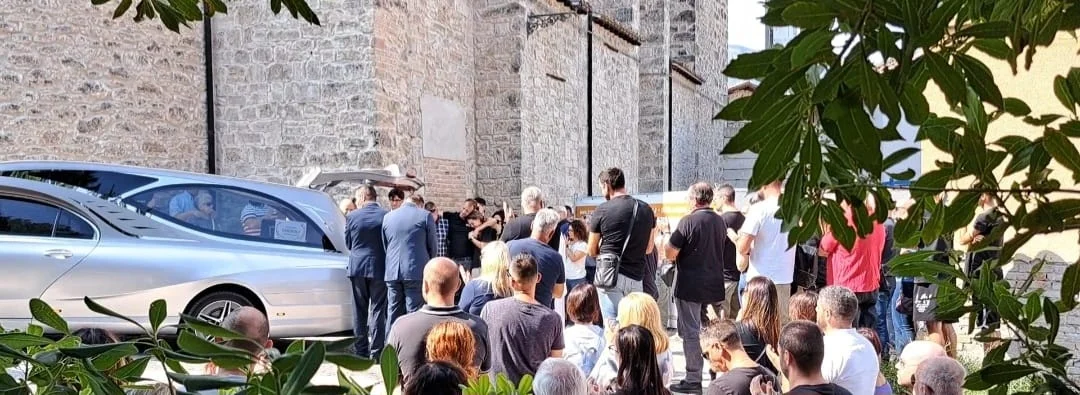 Acquasanta Terme - Tutto il paese in chiesa per l'ultimo saluto al piccolo Davide