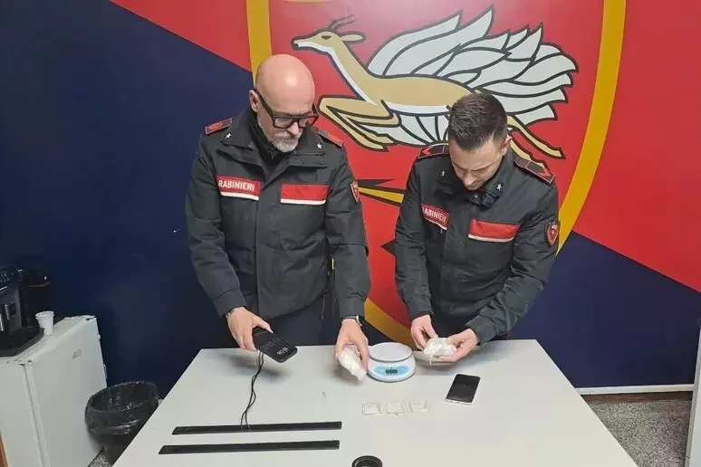 Due etti di cocaina nascosti in una plafoniera, arrestato 25enne