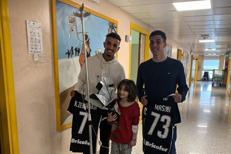 Due giocatori dell'Ascoli in visita nel reparto di pediatria del 'Mazzoni'