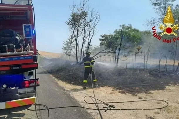 Sterpaglie a fuoco a Fermo, intervento dei Vigili del fuoco 