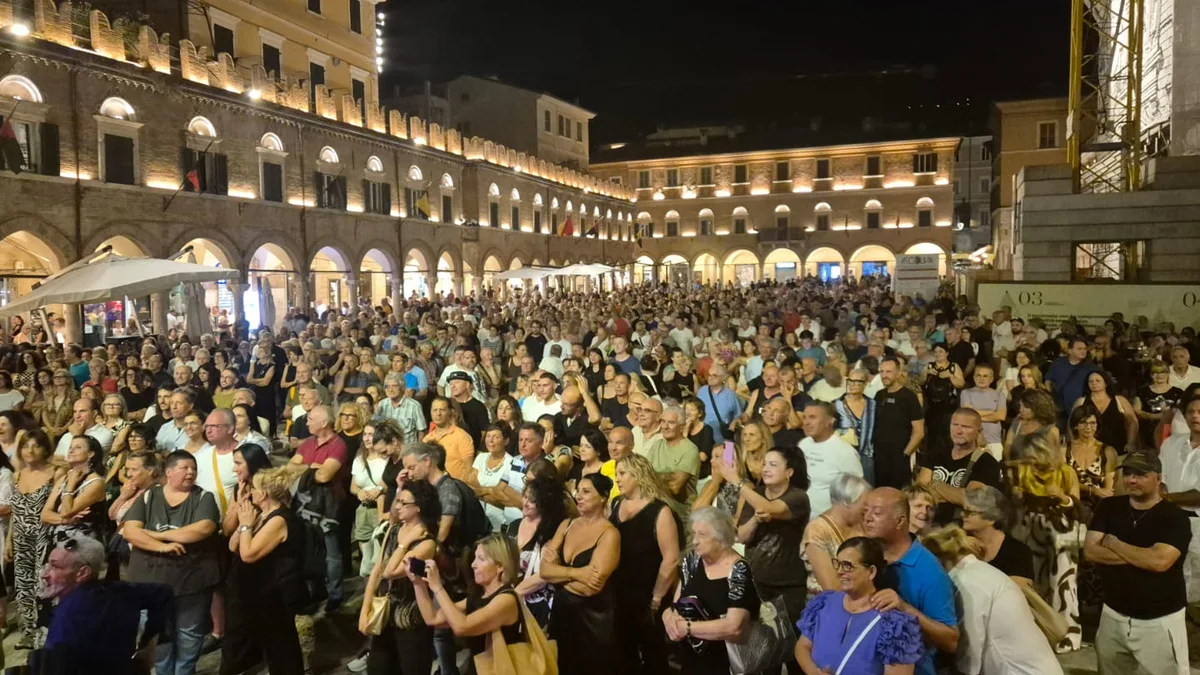 Straordinario successo per "Amici per Sempre”, Piazza del Popolo gremita per il Tributo ai Pooh
