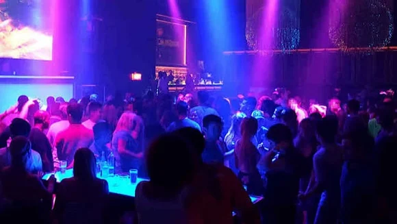 Spruzza spray al peperoncino in discoteca, denunciata una 24enne 