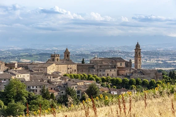 BORGHI VIVI TUTTO L’ANNO: LA REGIONE MARCHE FINANZIA 197 EVENTI PER VALORIZZARE IDENTITÀ, TRADIZIONI E TURISMO DI COMUNITÀ