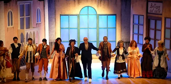 "LA BOTTEGA DEL CAFFÈ" DI GOLDONI FA TAPPA A COLONNELLA, TEATRO CLASSICO E RIFLESSIONE CIVILE IN PIAZZA DEL POPOLO