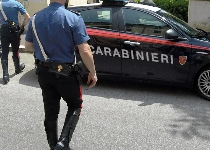 Accoltella i genitori e tenta il suicidio nel Maceratese