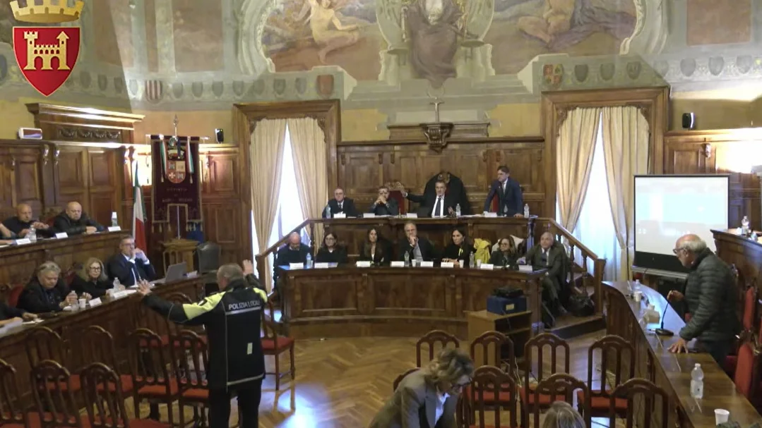 Ascoli Piceno - Polemiche sullo striscione dei bimbi per la Meloni, la minoranza abbandona il consiglio comunale
