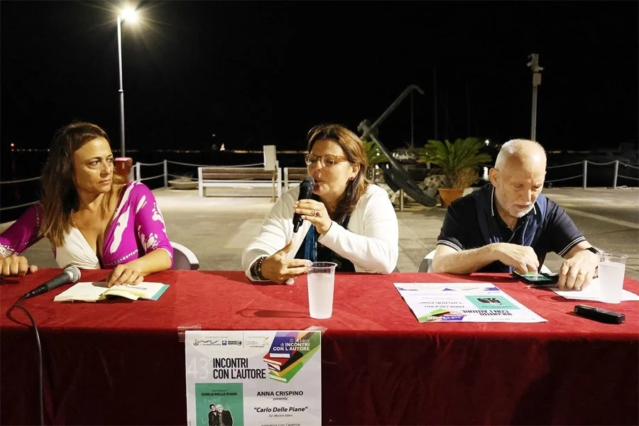 Anna Crispino conquista tutti al Circolo Nautico parlando di Carlo Delle Piane