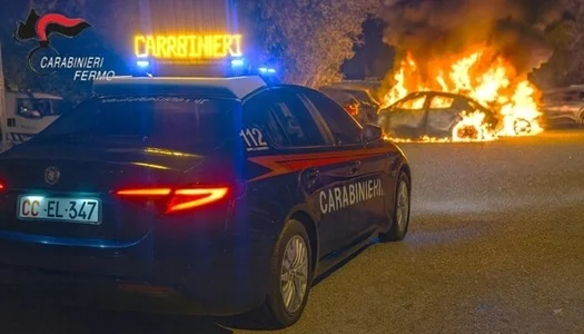 Ruba un'autovettura, provoca un black out e appicca due incendi: bloccato e denunciato