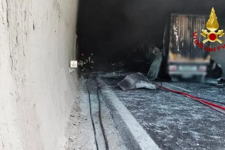 Scoppia incendio a seguito incidente in galleria nel tratto sud A14 nelle Marche, un morto