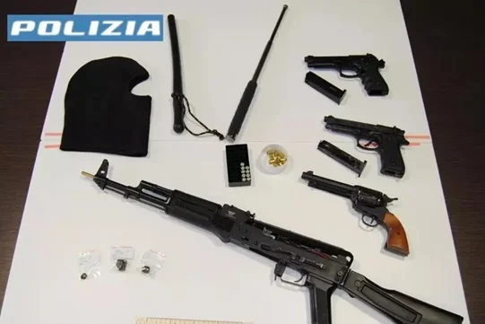 Minacce in strada con una pistola, nove persone denunciate a Jesi