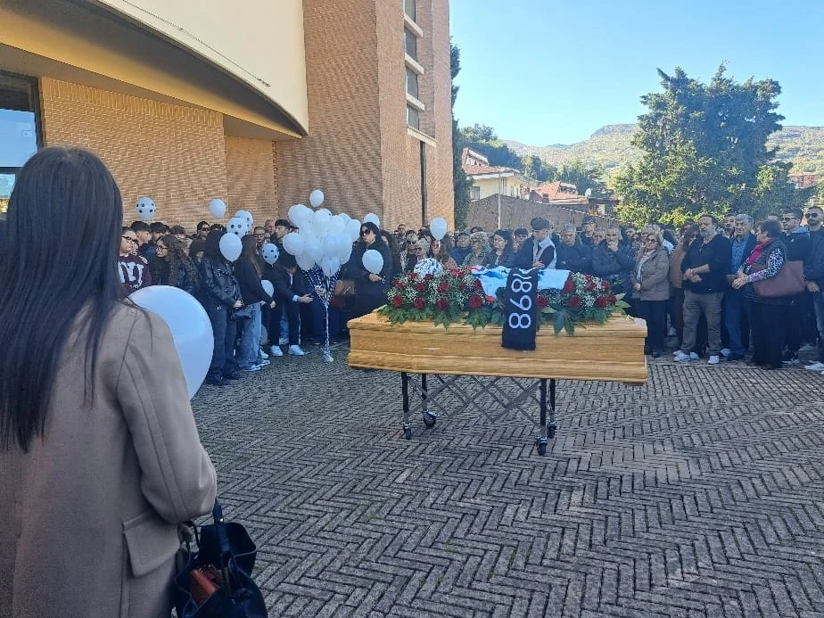 Ascoli Piceno - Chiesa gremita e folla in lacrime per l'ultimo saluto a Luca Bernabei