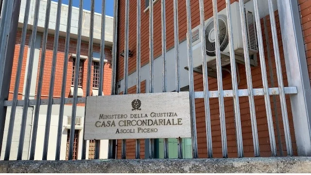 Ascoli Piceno - Spacciava droga ai detenuti mentre serviva il pranzo, calabrese nei guai