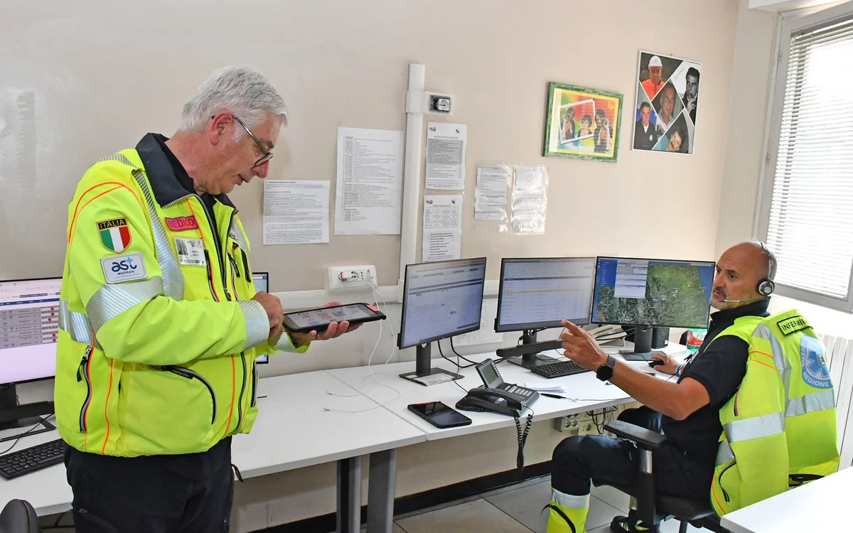 TECNOLOGIA AL SERVIZIO DELLA VITA: IL TABLET CHE RIVOLUZIONA LE MISSIONI DI SOCCORSO – LA CENTRALE OPERATIVA 118 DI MACERATA SI DIGITALIZZA