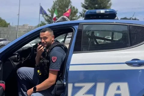 Bagnino in difficoltà durante un soccorso aiutato da un poliziotto
