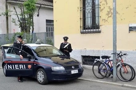 Picchia la madre, i vicini danno l'allarme e lo fanno arrestare