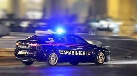 Elude l'alt dei Carabinieri e fugge in auto ma finisce fuori strada, arrestato 