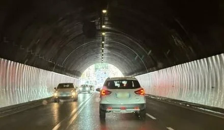 Auto contro un tir in galleria in A14 ad Ancona, deceduta una donna