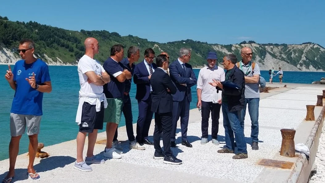 EROSIONE DELLA COSTA A PORTONOVO, SOPRALLUOGO TECNICO DEGLI ASSESSORI REGIONALI BUGARO E CONSOLI CON GLI OPERATORI DELLA BAIA