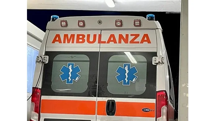 Alba Adriatica, finiscono fuori strada e l'auto si ribalta