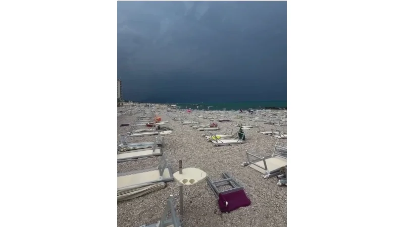 Nuvoloni neri, forte vento e pioggia, bagnanti fuggono dalla spiaggia di San Benedetto 