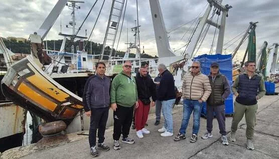 Barche da pesca ferme al porto di Ancona per il caro gasolio, 'non ce la facciamo' 