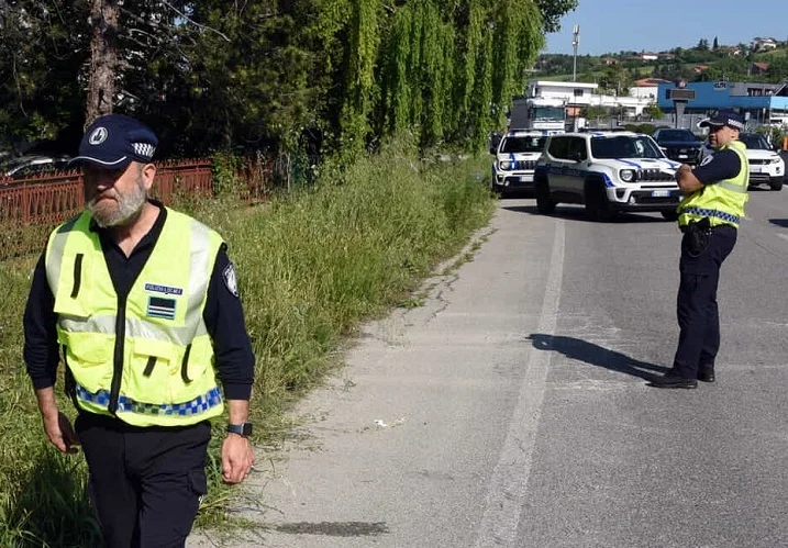 Due ciclisti investiti da un'auto, intervento dell'eliambulanza