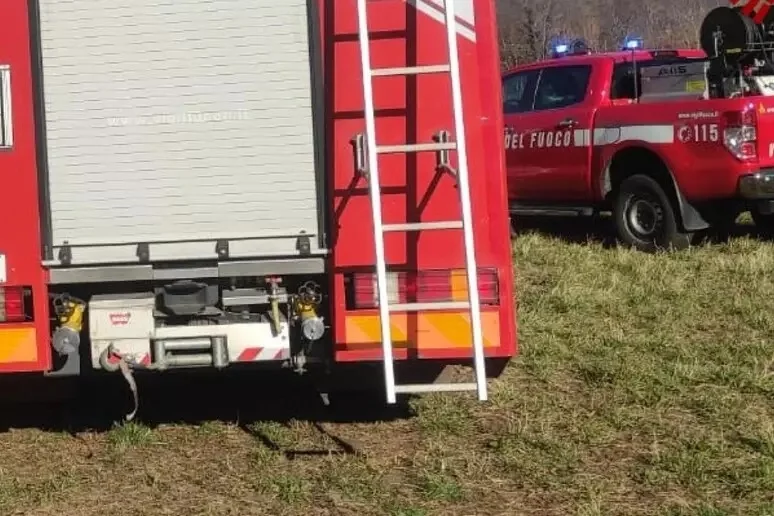 Atterraggio d'emergenza per un ultraleggero che si ribalta, illesi gli occupanti