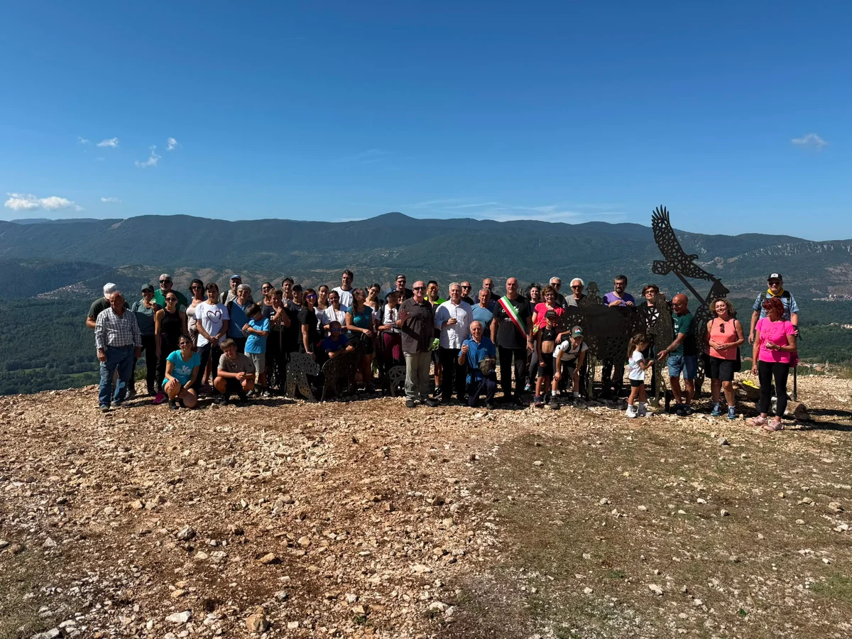 Grande festa sul Cammino dei Briganti: inaugurata la scultura "La carovana sul cammino"