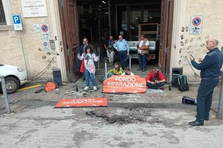 Attivisti di Ultima generazione imbrattano il Tribunale di Ancona, in 5 fermati dalla Digos