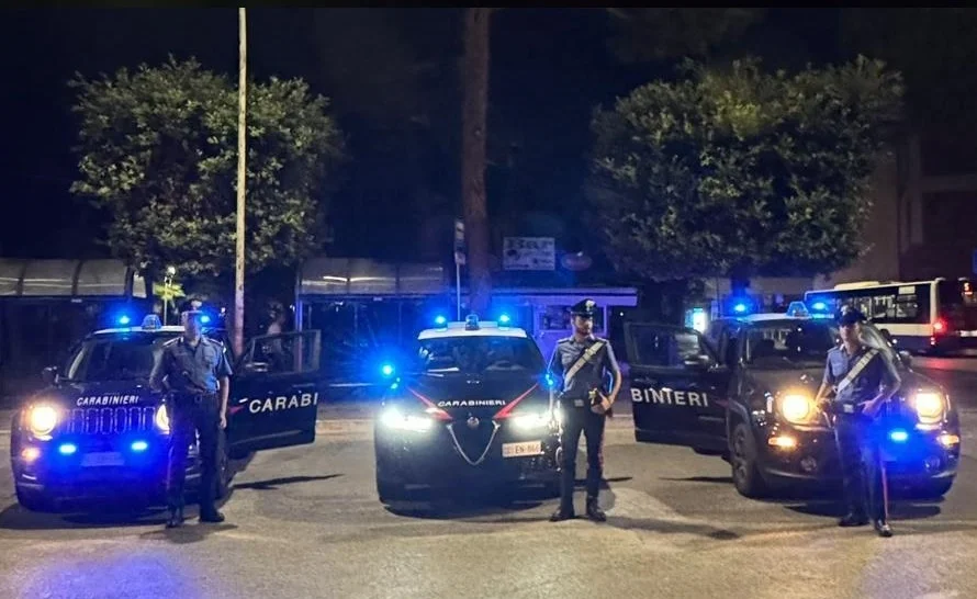 Alba Adriatica, paura nella notte per autovettura in fiamme