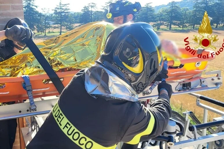 Vigili del fuoco intervengono con autoscala per affidare anziana ai sanitari
