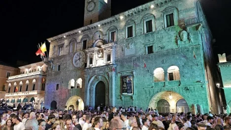Ascoli Piceno - Notte di shopping e magia, in centro il primo grande evento dell'estate