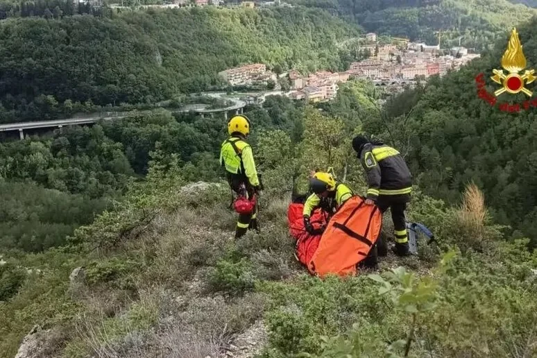 A terra svenuto viene soccorso in elicottero dai Vigili del Fuoco