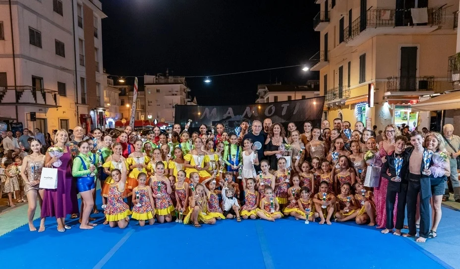 Standing ovation per la Ginnastica MaMoTi che incanta la piazza