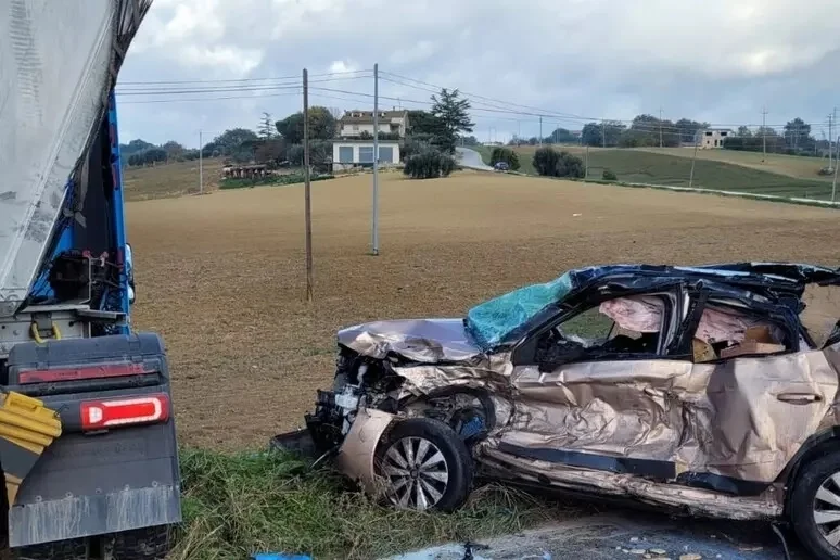 Tragico schianto tra auto e camion, muore una donna
