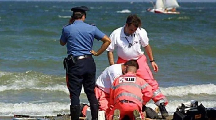 Accusa un malore in mare, muore bagnante 82enne