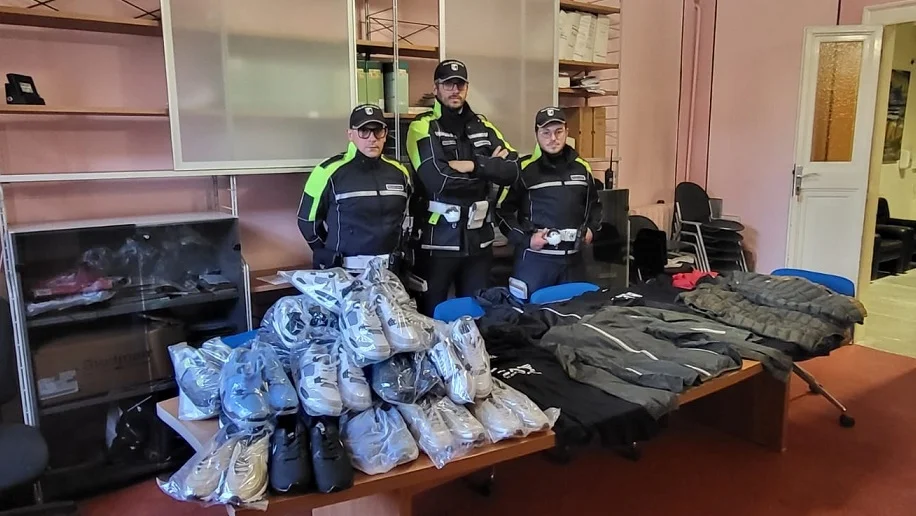 San Benedetto: Polizia Municipale rinviene e sequestra merce sospetta di contraffazione destinata alla vendita abusiva