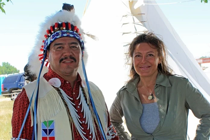 Nel Decennio ONU delle Lingue Indigene (2022–2032) parte da San Benedetto la campagna “Teniamo viva la lingua Apsáalooke (Crow)”