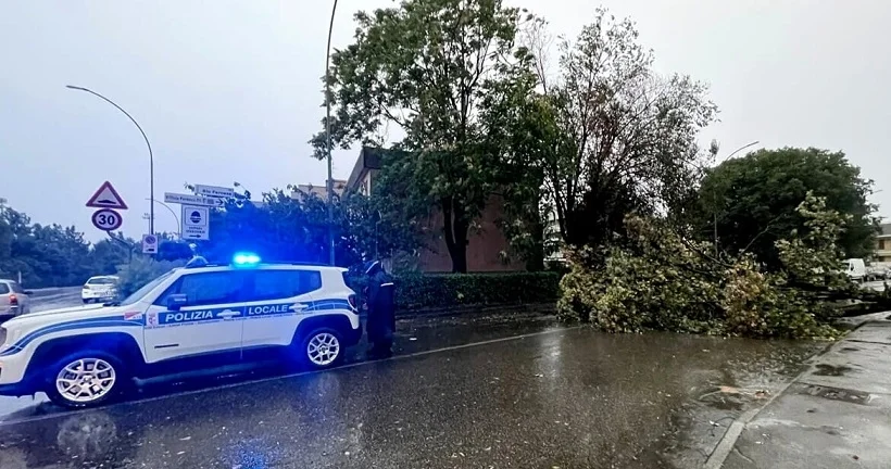 Maltempo nelle Marche, decine gli interventi dei Vigili del Fuoco