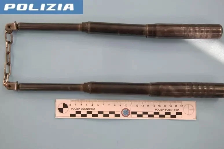 Impugna un nunchaku durante una lite in strada, denunciato