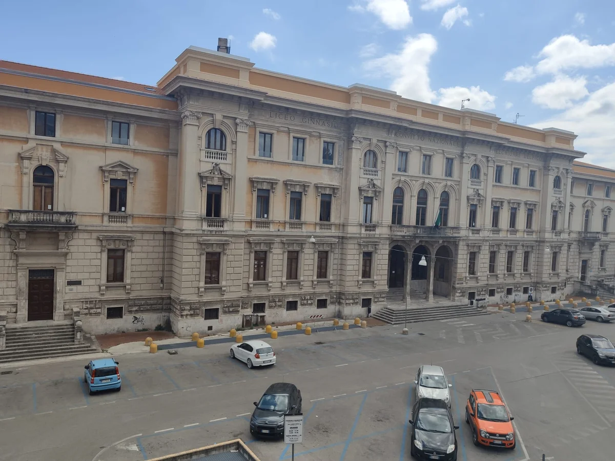 Apposti i sigilli al Convitto Delfico di Teramo, caos per 1200 studenti che adesso sono senza una sede