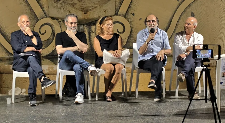 Una folla per Matteo Bussola alla Palazzina. Questa sera il premio "Giovane promessa della letteratura" a Emanuele Firinu