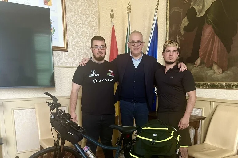 In bici da Civitanova a Istanbul per far conoscere la loro pizza