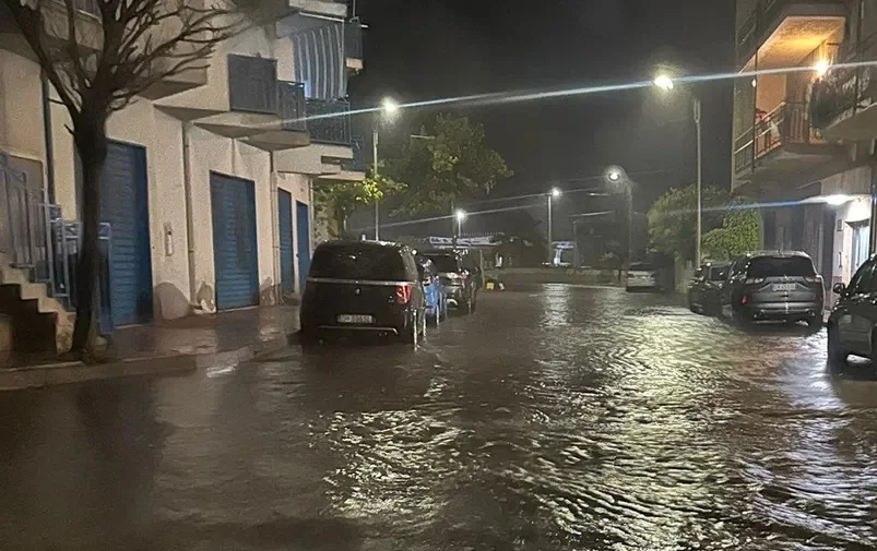 Ennesima bomba d'acqua su San Benedetto, un albero cade sopra un'auto