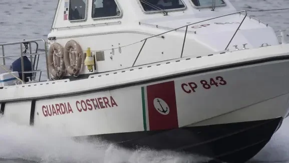 Cade ad un miglio dalla costa con il kite-surf, salvato dalla Guardia Costiera 