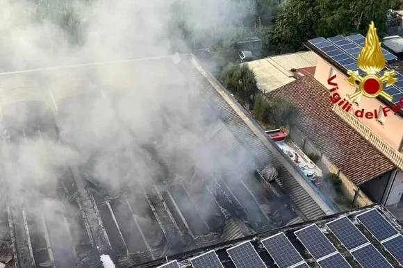 Colonna di fumo sulla Bonifica, incendio in un capannone ad Ascoli Piceno