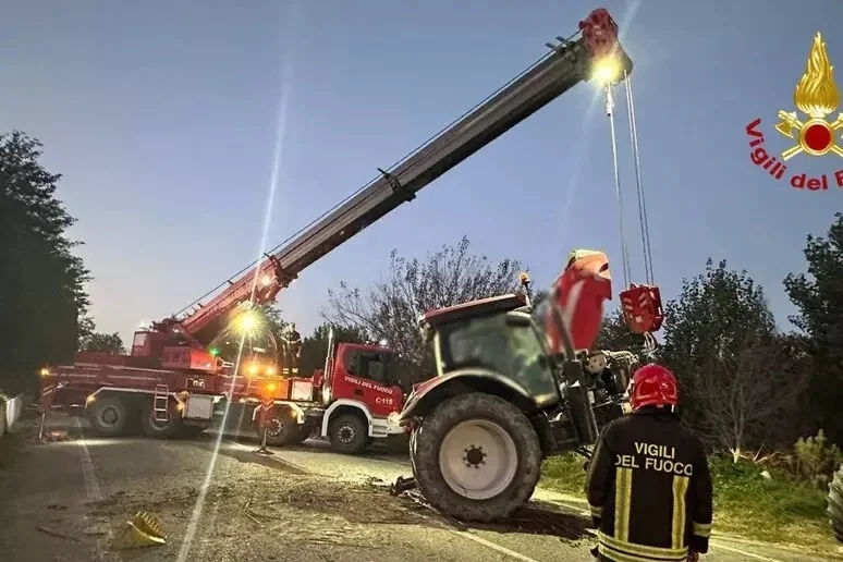 Trattore scivola nella vigna, recuperato dai Vigili del Fuoco
